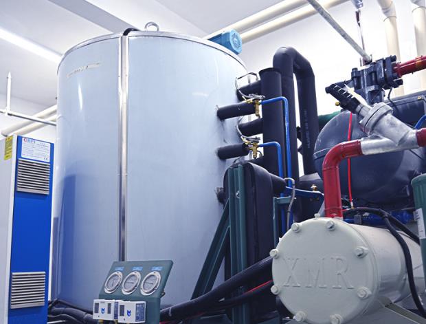 一臺(tái)10噸級(jí)的工業(yè)冰塊制冰機(jī)，價(jià)格一般在20萬到50萬人民幣上下浮動(dòng)